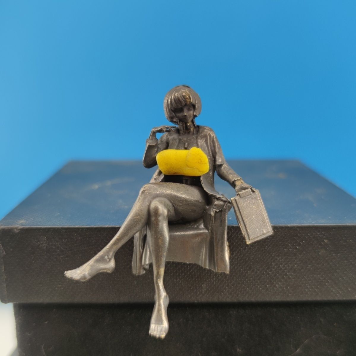 Medical Lab Officer - Scultura da dottore femminile in ottone